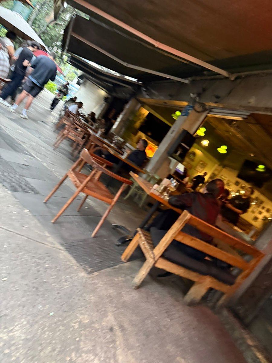 emilianorojasg's tweet photo. La Roma Sur está siendo tomada por restaurantes que invaden la vía pública, mientras la autoridad permanece de brazos cruzados.

Como si eso no fuera suficiente, muchos negocios siguen tirando aceite a los drenajes, contribuyendo al problema de las inundaciones que cada temporada afectan a la ciudad.

Las vecinas y los vecinos han denunciado esta situación una y otra vez, pero la respuesta de las autoridades ha sido el silencio y la inacción.

@AlessandraRdlv @AlcCuauhtemocMx