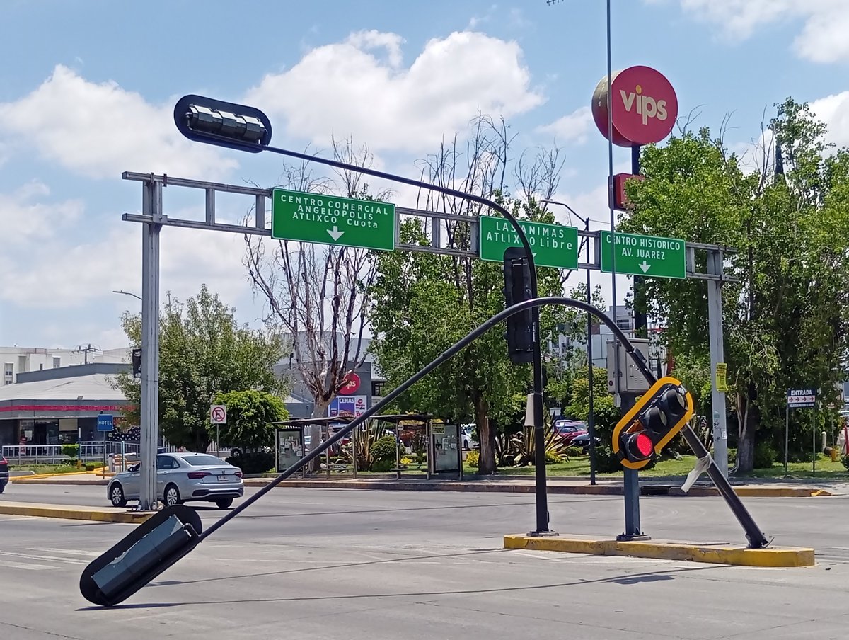 dapeflow_40's tweet photo. Manejé con precaución por semáforo caído sobre Circuito en dirección a la Av. 11 Sur a la altura de La Noria. Algunos automovilistas estuvieron apunto de chocar. #Puebla Ccp. @911Puebla https://t.co/8WFje5ooii