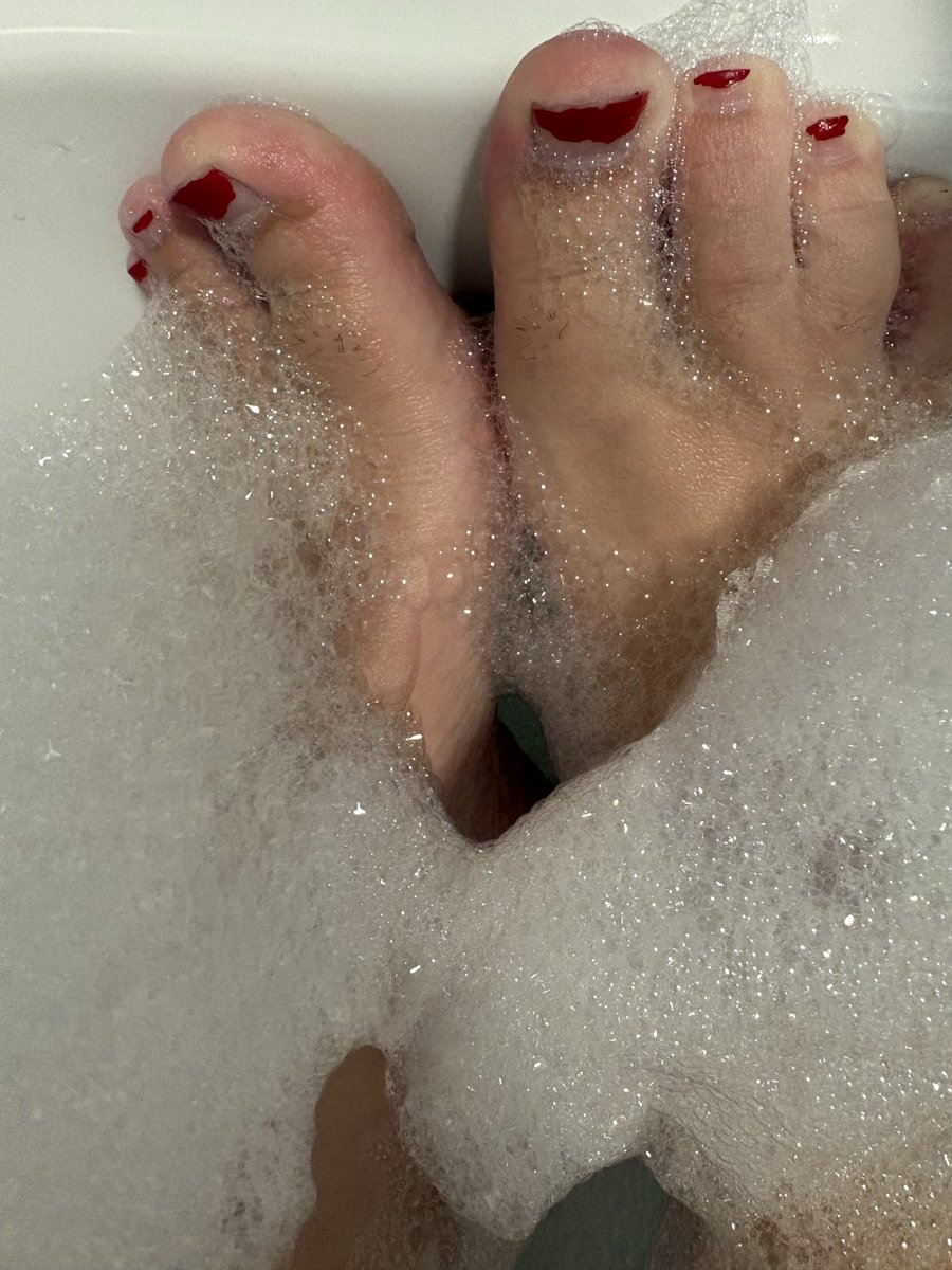 roguishfinds's tweet photo. In desperate need of a pedicure 🦶#feetfetısh #feetworkship #feet #pedicure #dryfeet https://t.co/oyiOrw74mP