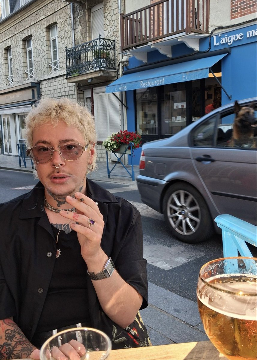 castle2rue's tweet photo. 🚬🚬 #LGBTQIAEndOfJuly https://t.co/yTdwRa9Rea