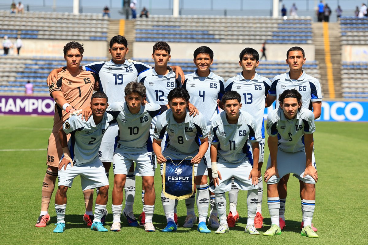 Guillhern's tweet photo. La derrota de la selección sub 20 ante Cuba, ya no se extraña, buscar culpables es tener el mismo discurso que se ha manejado por décadas.
Nos falta calidad para competir a esos niveles.
Creer que los entrenadores son el problema,  es ser ver el árbol del inmenso bosque( nebuloso por cierto).

Por eso,  cuando Santa Tecla, dominaba la liga local, se hacían muchos elogios hacia ellos, pero al salir,  volvían a la realidad,  y el señor Carlos "escopeta " Osorio dijo una frase que siempre recuerdo cuando afuera se pierde 
" En este patio son buenos gallos, pero en los patios de afuera, hay gallos mejores,  de mejor calidad"