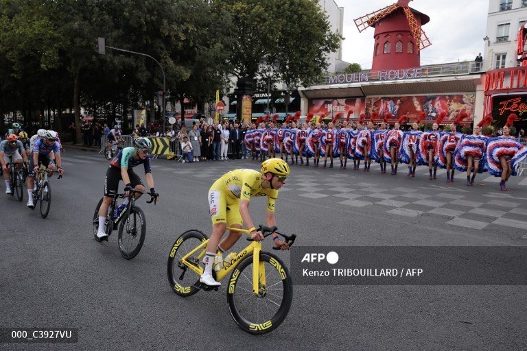 JFGuyot's tweet photo. #Pogacar devant le @moulinrouge lors de son premier passage à quelques minutes de remporter son 5e @LeTour (par @Kenzotribou @AFPphoto) https://t.co/Y82LnaEx5C