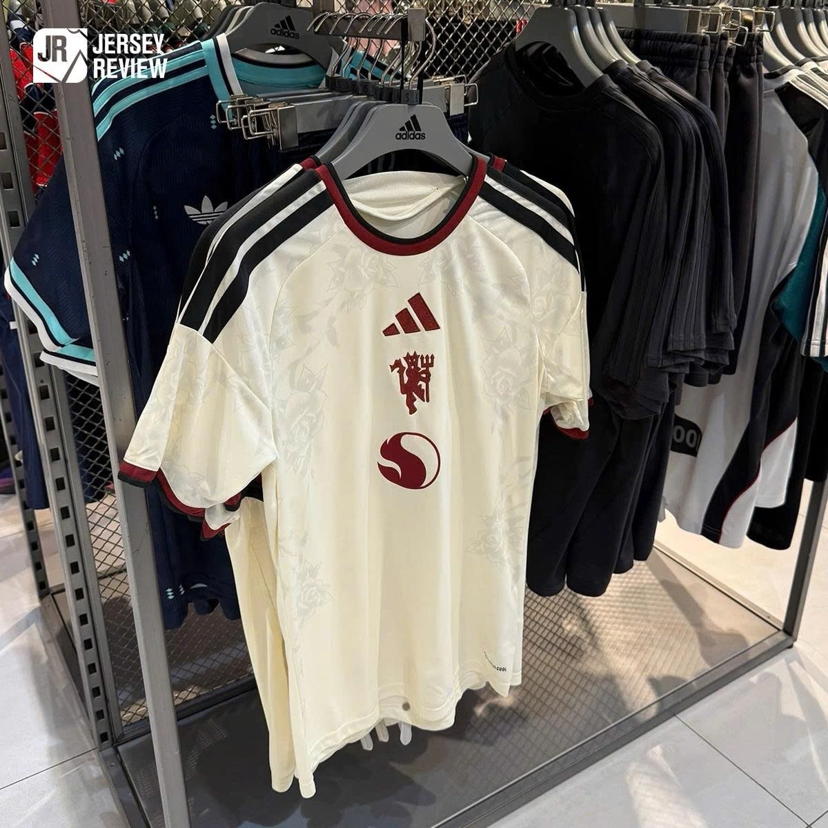 Footy_Headlines's tweet photo. 𝙈𝙖𝙣𝙘𝙝𝙚𝙨𝙩𝙚𝙧 𝙐𝙣𝙞𝙩𝙚𝙙 𝟐𝟔-𝟐𝟕 𝙏𝙝𝙞𝙧𝙙 𝙆𝙞𝙩 - 𝘾𝙡𝙤𝙨𝙚-𝙐𝙥 𝙄𝙢𝙖𝙜𝙚𝙨

Manchester United's 2026-27 third kit has once again been spotted on sale in stores. Meanwhile, jerseyreview has shared additional close-up images of the jersey, highlighting the special "Manchester United Football Club" detail on the back of the collar, inspired by the iconic Salford Lads Club.

Instead of the full brand name, only the distinctive Snapdragon fireball emblem is displayed on the chest, giving the shirt a minimalist aesthetic. This decision was probably made to better fit the central layout.