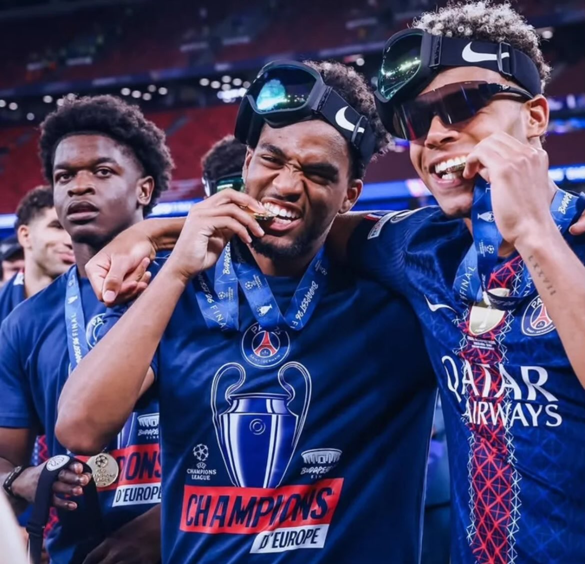 Psg_reporter's tweet photo. 🚨🚨😳 « MON FILS EST MEILLEUR QUE DEMBELE » 

C’est ce qu’aurait dit les parents de Ibrahim Mbaye 🇸🇳 à la direction du PSG après la CAN.

Le club a vu un changement de comportement d’Ibrahim Mbaye dès son retour de CAN. 

@Romain_Molina https://t.co/7aarhUkTYJ