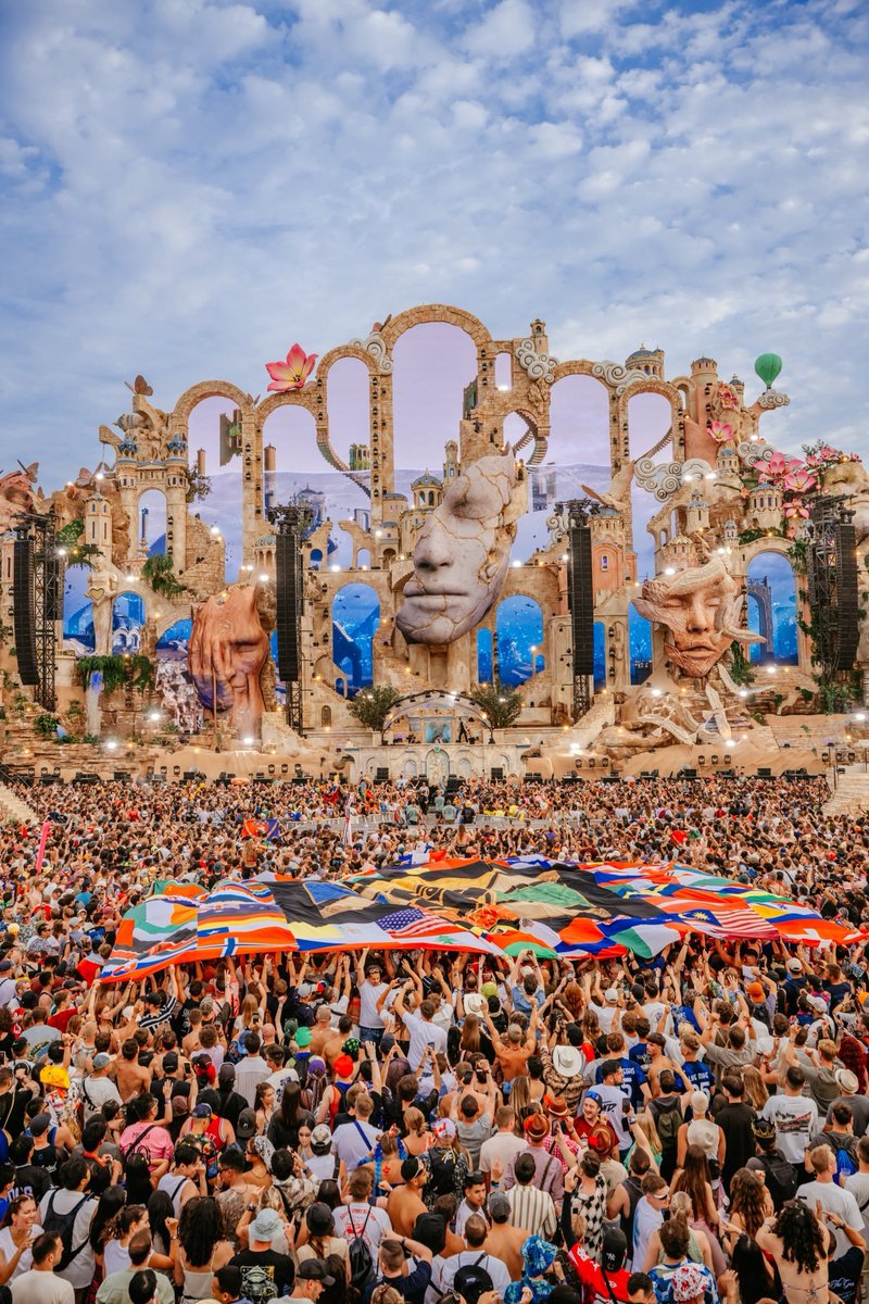 TomorrowlandAR1's tweet photo. Unidos. https://t.co/2tSGzGyBL3