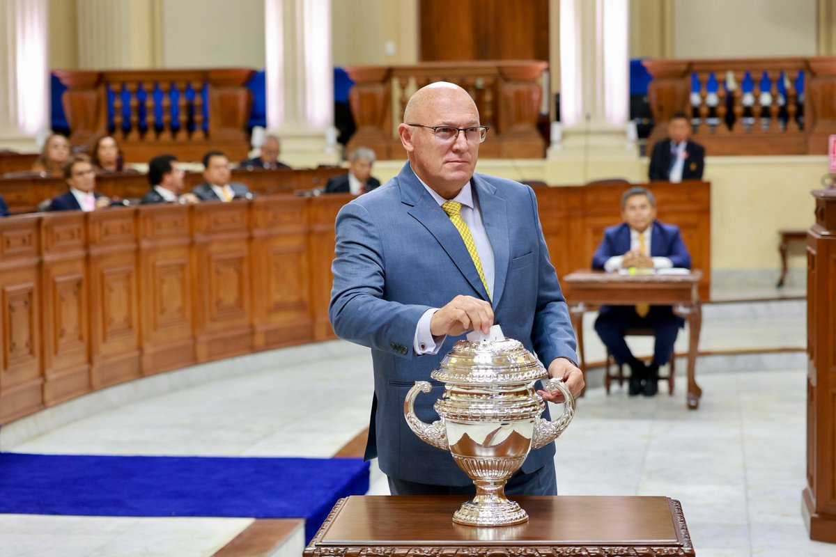 congresoperu's tweet photo. Continúa la votación para la elección de la Mesa Directiva del Senado de la República correspondiente al Período Anual de Sesiones 2026-2027. 

Los senadores son llamados en orden alfabético para ejercer su voto.

▶️ Sigue la transmisión en vivo en nuestro canal de TikTok: https://t.co/GI3uAwELKt
