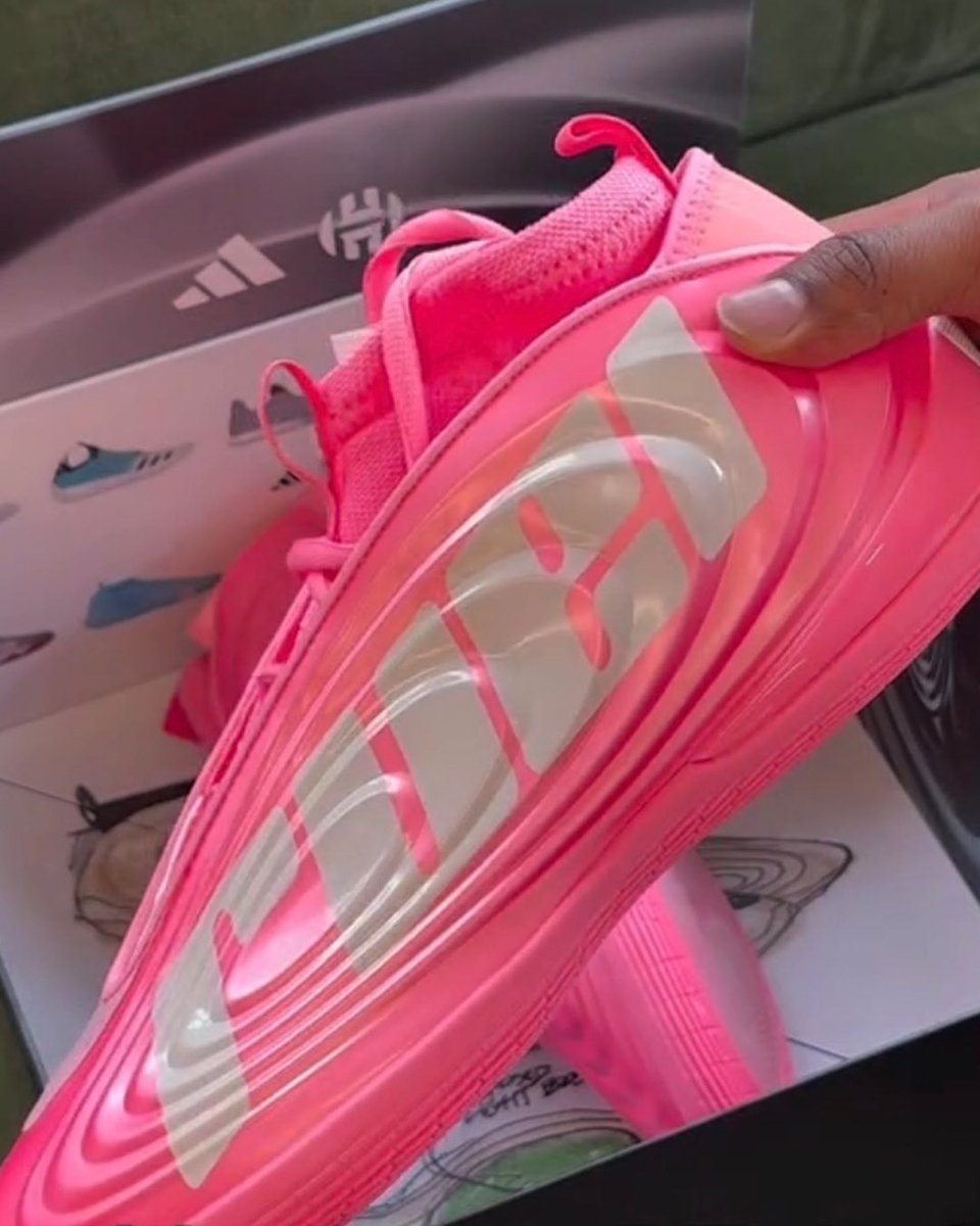 ComplexSneakers's tweet photo. Kahleah Cooper brought out @rayasianboy’s James Harfen Vol. 10 PE for the WNBA All-Star Game 🔥👀 

📸: Getty (slide 1) https://t.co/rknra7TSBS