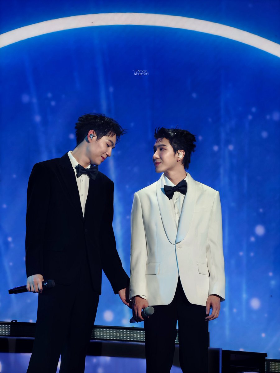 pimpitchamon's tweet photo. เห็นภาพนี้ก็นึกถึงวันเก่าๆ สมัย ม.ต้น กับความรักครั้งแรกที่ยังไร้เดียงสา แม้ไม่กล้าจับมือ แต่เพียงแค่ปลายนิ้วก้อยน้อยๆ ได้สัมผัสกัน เพียงเสี้ยววินาที หัวใจในอกก็พลันเต้นโครมครามผิดจังหวะ ราวกับโลกทั้งใบจะหยุดเคลื่อนไหวไปชั่วขณะนั้นเลย~~

#FFFPartyConcert2026D2 https://t.co/5durGX3euG