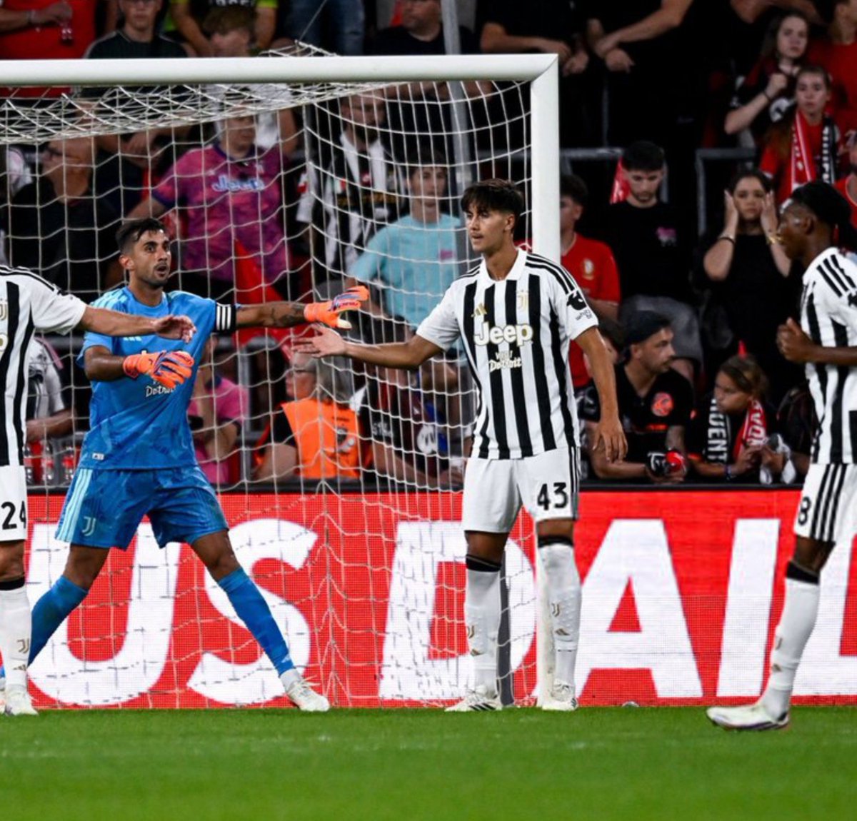 SeleccionRojita's tweet photo. Ayer debutó (no en partido oficial) con el primer equipo de la Juventus el español Javi Gil (20). 🇮🇹

Central zurdo que lo ficharon en 2023 del Alavés.

Ya había estado en alguna convocatoria aunque sin llegar a debutar. 

Ha jugado estos 2 últimos años en el filial en Serie C. https://t.co/JFkIJIAq7N