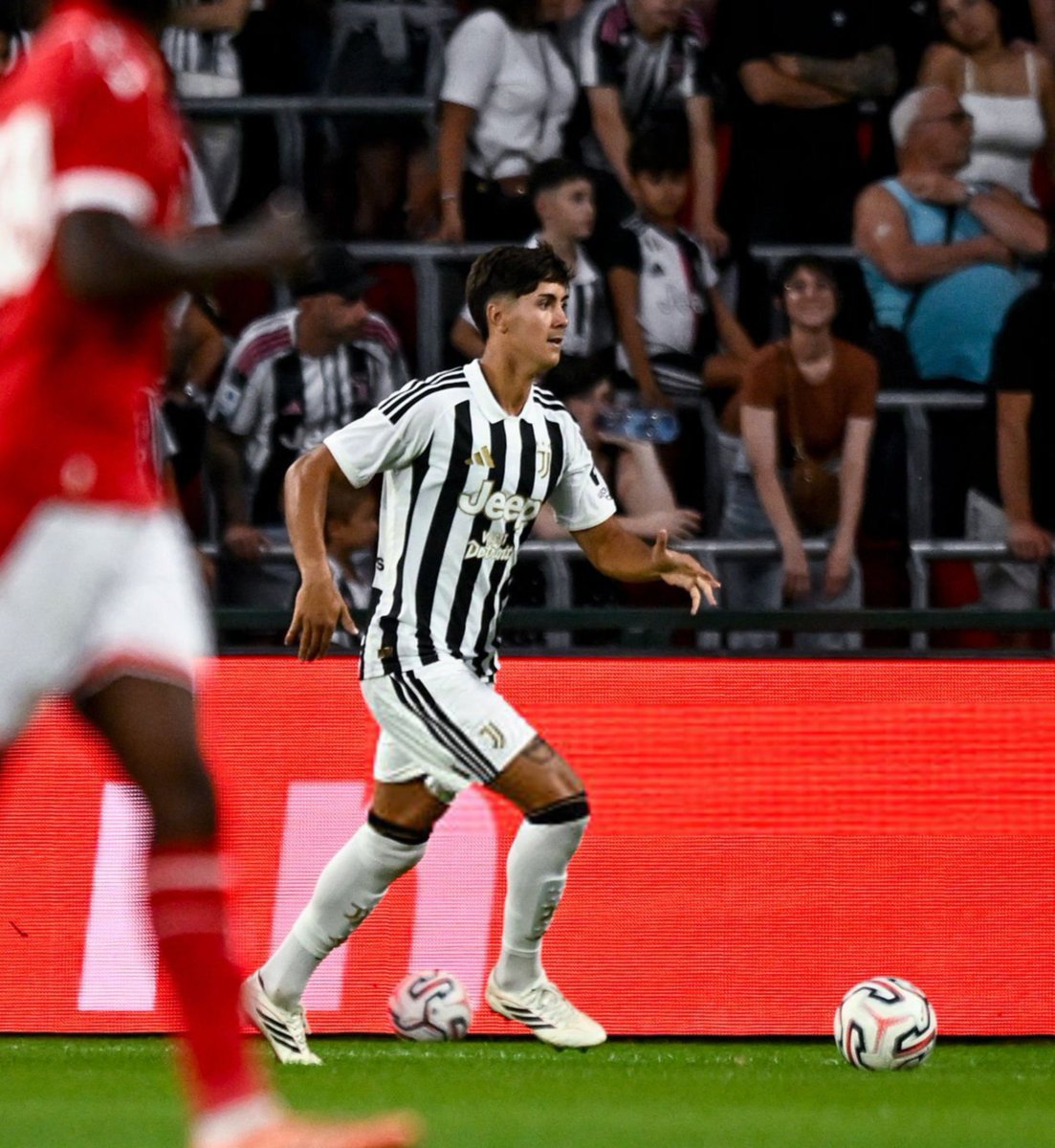 SeleccionRojita's tweet photo. Ayer debutó (no en partido oficial) con el primer equipo de la Juventus el español Javi Gil (20). 🇮🇹

Central zurdo que lo ficharon en 2023 del Alavés.

Ya había estado en alguna convocatoria aunque sin llegar a debutar. 

Ha jugado estos 2 últimos años en el filial en Serie C. https://t.co/JFkIJIAq7N