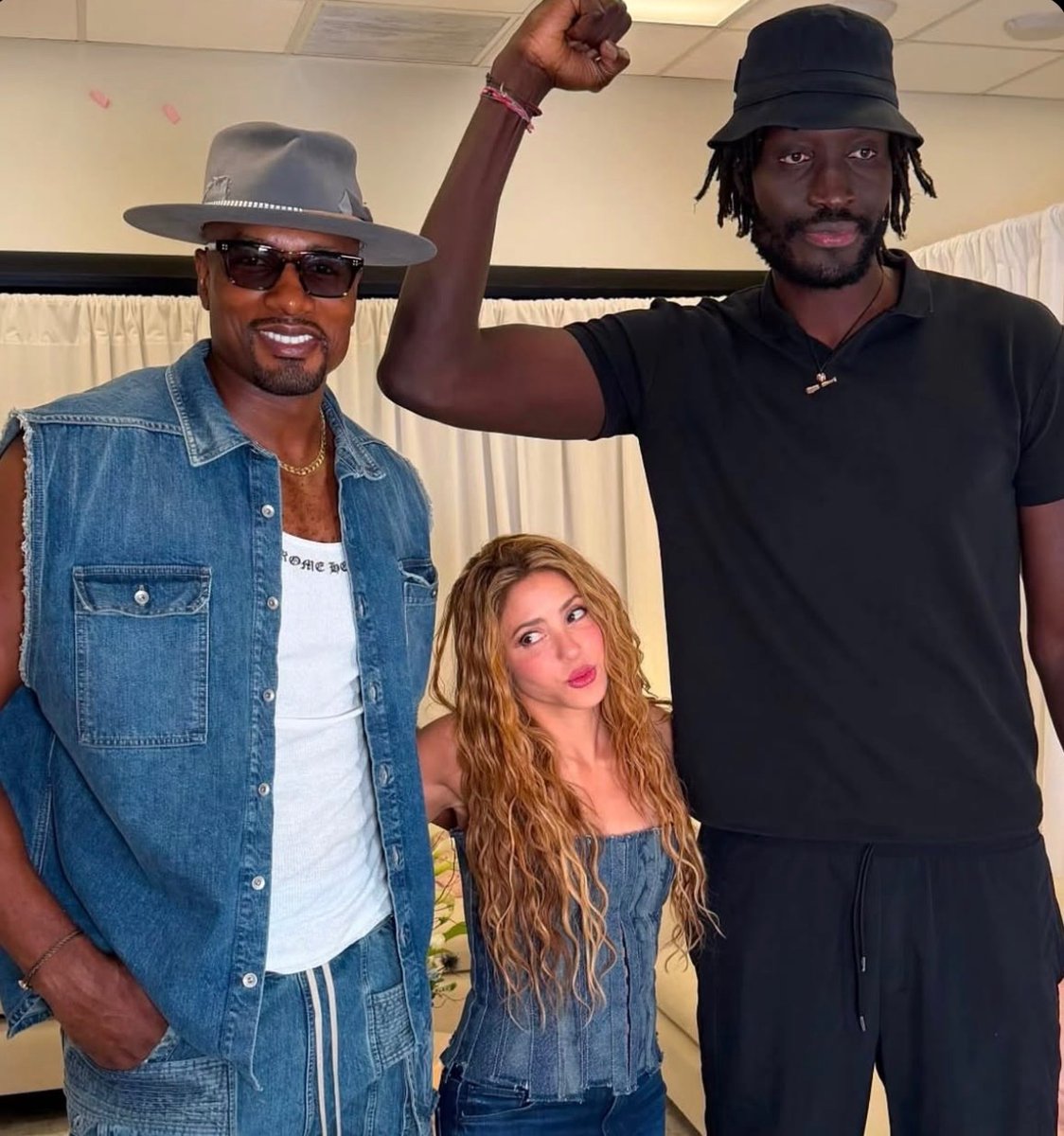 TheePopCore's tweet photo. Shakira shares new pictures with former NBA players Serge Ibaka and Mamadou N’Diaye. https://t.co/b2goQncvLE