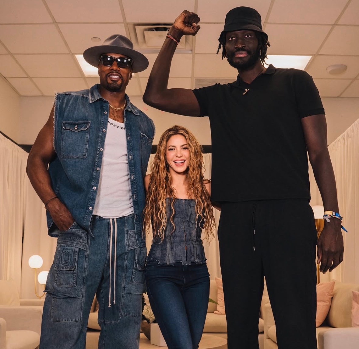 TheePopCore's tweet photo. Shakira shares new pictures with former NBA players Serge Ibaka and Mamadou N’Diaye. https://t.co/b2goQncvLE
