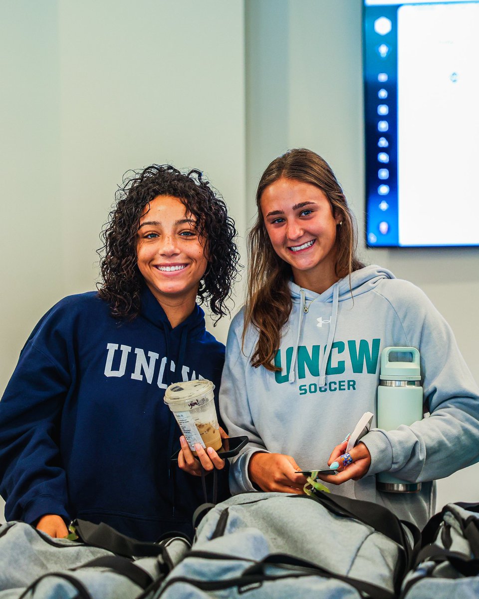 UNCWSoccer's tweet photo. the gangs all here🌊💙

#SeahawkSoccer https://t.co/s4VRcpy6Bc