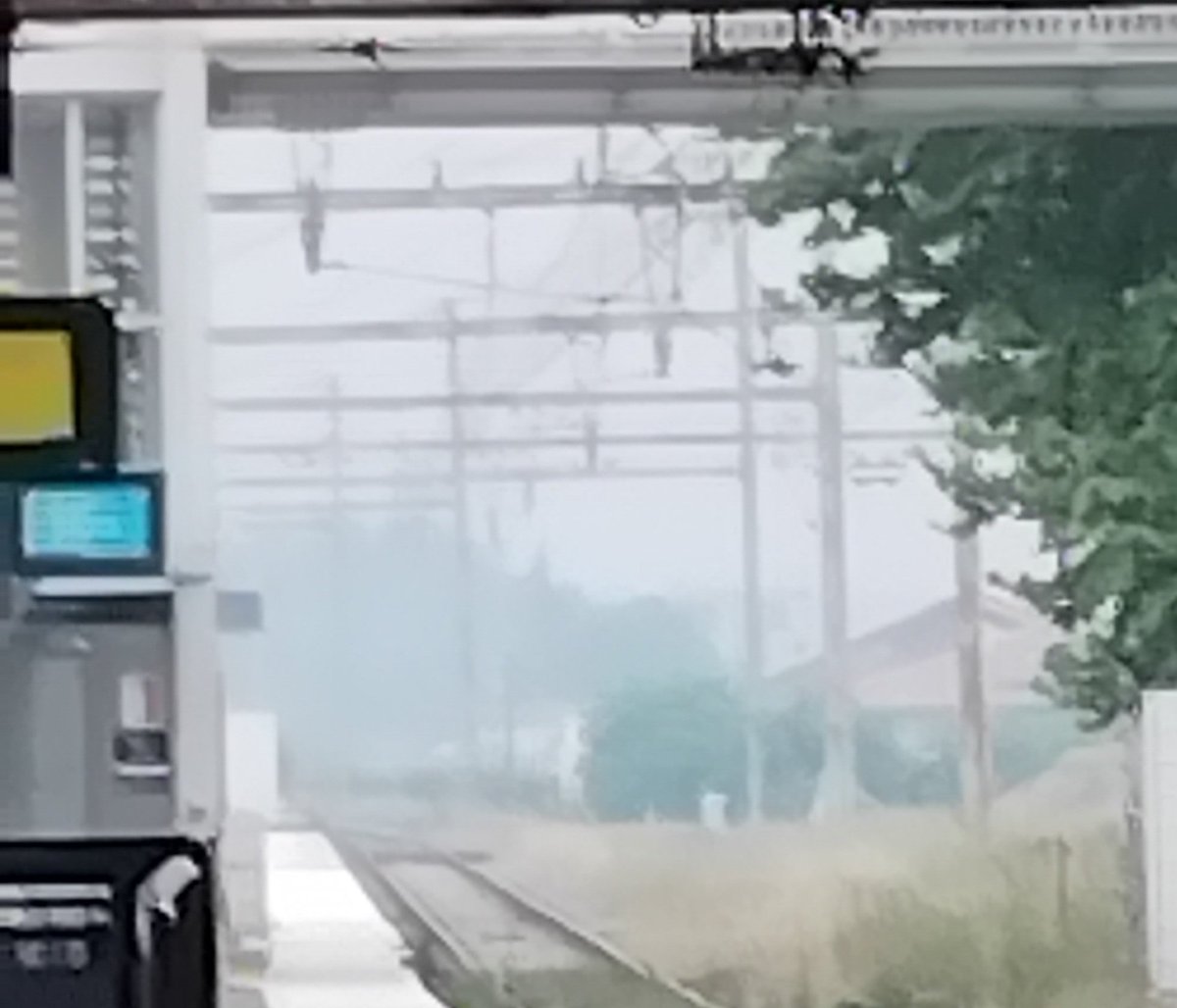 __carine_'s tweet photo. Depuis la gare de libourne  à  l'instant,  c'est assez impressionnant ce soir. Force aux pompiers , aux sinistrés  aux bordelais , à  mon fils . #Bordeaux #gironde #incendie https://t.co/tpjfEcjBPM