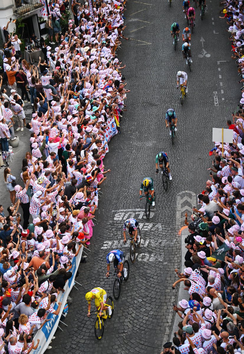 decathloncmacgm's tweet photo. 🇫🇷 @LeTour 

Un bouquet final exceptionnel entre Montmartre et Champs-Elysées ! Le gros travail de l'équipe pour ramener Olav Kooij sur le duo de tête a failli payer mais Mathieu Van der Poel a été plus fort et remporte, pour quelques mètres, la 21e étape.

5⃣ Olav termine 5e de l'étape.

///

An exceptional grand finale between Montmartre and the Champs-Élysées! The team's huge effort to bring Olav Kooij back to the front duo almost paid off, but Mathieu van der Poel was stronger and took the 21st stage by just a few meters.

5️⃣ Olav finishes 5th on the stage.

#DECATHLONCMACGMTEAM - © Getty