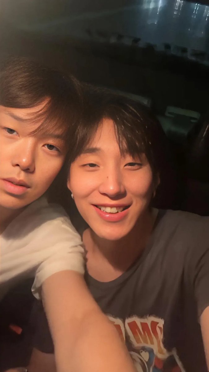 OnlyMoonJongUp's tweet photo. I love you to the moon and back. I wish you a good night. But I think you will be sleeping. 😴😇🫶💚😃
 
#문종업 #MoonJongUp
#文鐘業 #ムンジョンオプ https://t.co/woLrlrwm2i