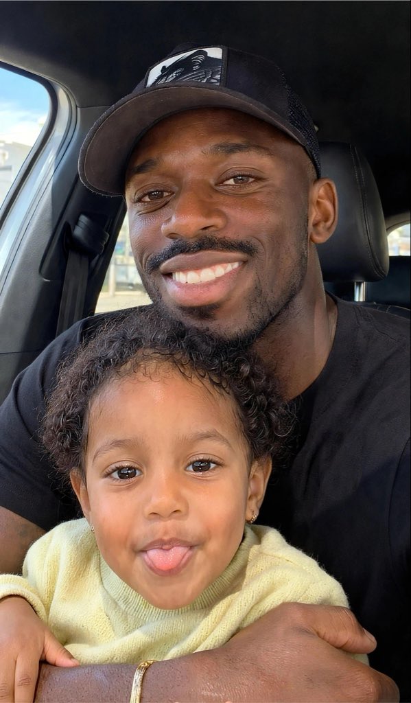 IamJoe_lOmiat's tweet photo. Dembele drops another pic with his daughter while on vacation 🥹❤️ https://t.co/Ps7ormLTik
