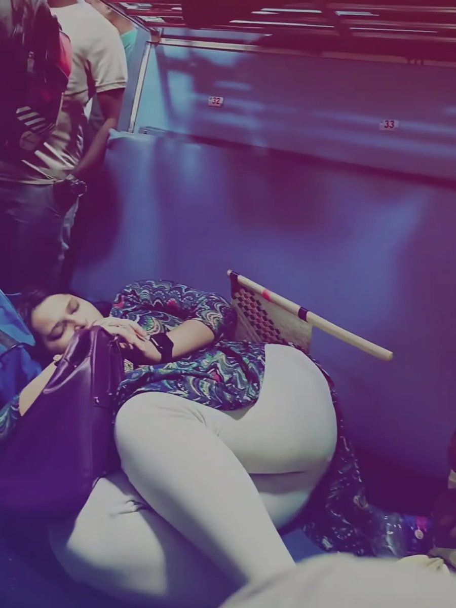 Candidzpy's tweet photo. Epd irruka 🍑 random aunty kundi 🥵 semma peice uh 💋 nakki edukanum 💦 https://t.co/OdK3Z11rf6