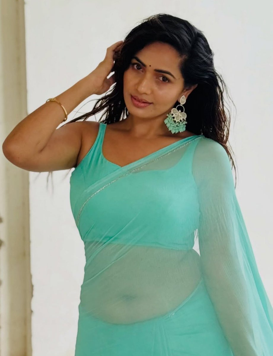 Aratweetz's tweet photo. After Long Time Meeting My Akka Like this @vanitha_vas  🔥🥵 https://t.co/fsUUwZuxzR