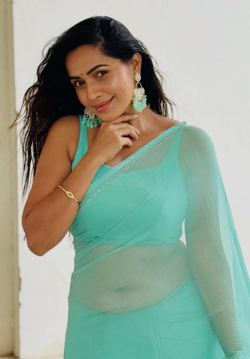 Aratweetz's tweet photo. After Long Time Meeting My Akka Like this @vanitha_vas  🔥🥵 https://t.co/fsUUwZuxzR