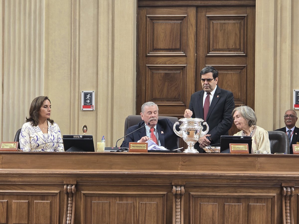 congresoperu's tweet photo. Finalizada la votación, el secretario de la Junta Preparatoria anuncia el conteo de los votos emitidos, en compañía de los escrutadores. https://t.co/zI1qZGnUFH