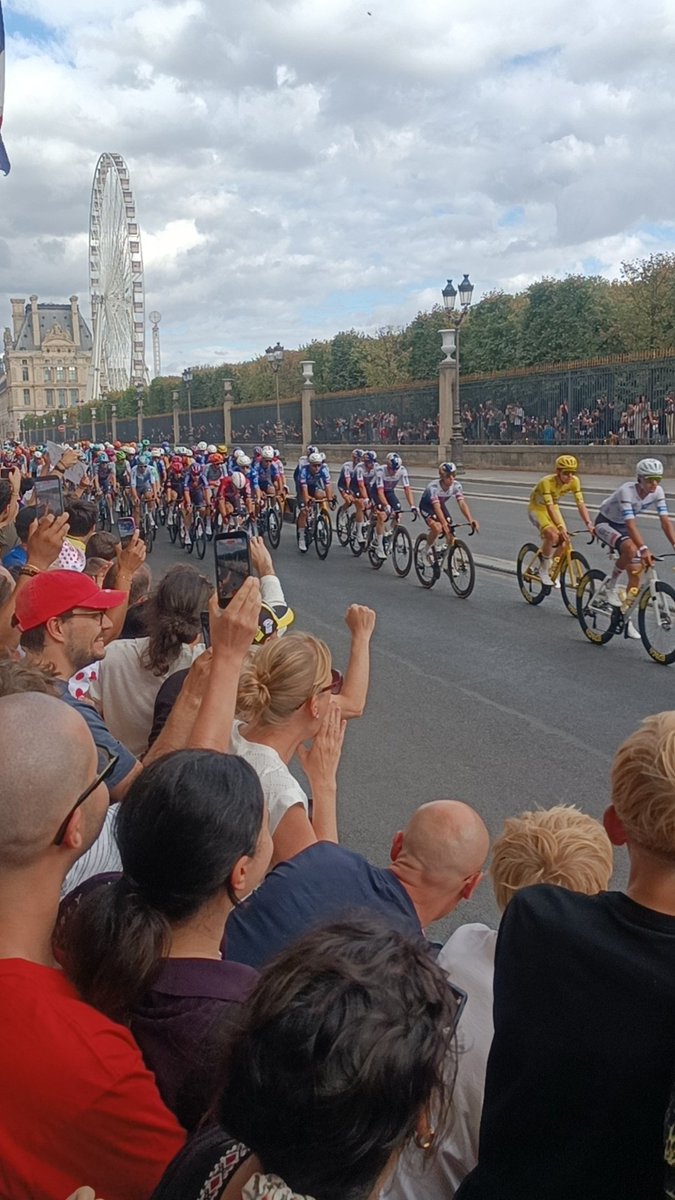 Rem94240's tweet photo. Du grand spectacle dans les rues pour cette dernière étape 100 % parisienne. @LeTour @Paris https://t.co/N3hBcGSdnF