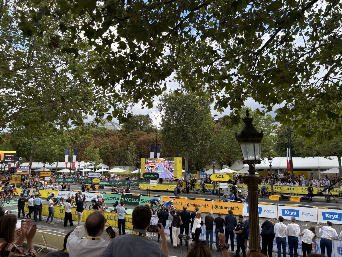 AOC1978's tweet photo. 🚴‍♂️ Un final de champions pour le Tour de France ✨

Cette édition nous aura encore offert un exceptionnel concentré d’émotions : l’insatiable Tadej Pogačar, ogre extra-ordinaire de la Grande Boucle, le panache dans cette ultime étape de Mathieu van der Poel, les immenses promesses de Paul Seixas, 19 ans seulement, et la confirmation de Lenny Martinez…

À un an des mondiaux de cyclisme en Haute-Savoie, c’est tout le cyclisme français qui peut regarder l’avenir avec ambition ! 🇫🇷💪

Et quel bonheur d’avoir retrouvé ce soir la ferveur de Montmartre et les pavés de la rue Lepic ! Un parcours en passe de devenir aussi mythique que les 21 lacets de l’Alpe d’Huez. C’est aussi cela, l’héritage des Jeux… 

Bravo à toutes les équipes @LeTour, aux collectivités engagées, aux partenaires, aux bénévoles et aux forces mobilisées. Leur savoir-faire illustre, une nouvelle fois, l’excellence française dans l’organisation des plus grands événements internationaux, portée aussi par nos fédérations.

Et la fête continue ! Rendez-vous dès le 1er août pour le Grand Départ du @LeTourFemmes depuis Lausanne, capitale olympique ! 🇫🇷🇨🇭

@FFCyclisme @UCI_cycling