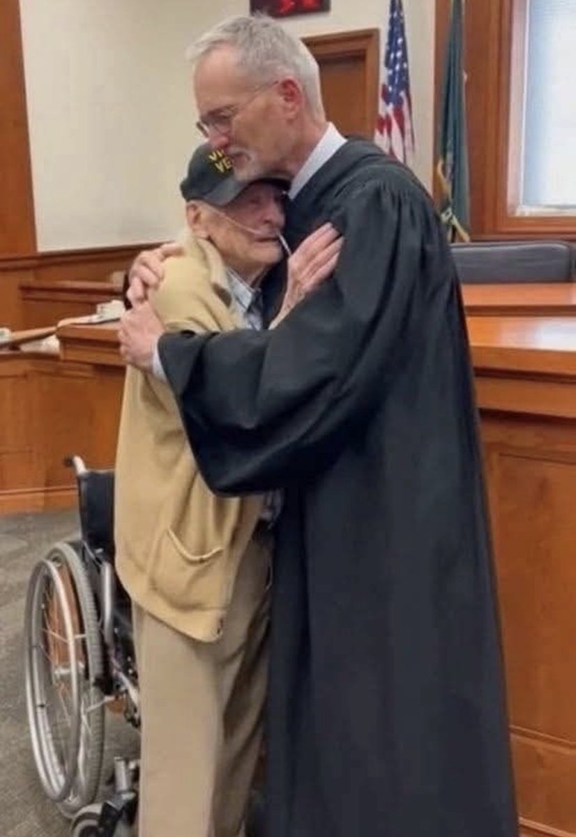 Gabriel_Cas_Cer's tweet photo. Tenía 88 años, era veterano y estaba a punto de perder su casa. Sentado en su silla de ruedas, lloraba... entonces el juez bajó del estrado.

Arthur, un veterano de Vietnam de 88 años, estaba sentado en su silla de ruedas al fondo de la sala del tribunal. Su esposa había fallecido, no tenía hijos y su pequeña casa se estaba cayendo a pedazos. Había sido citado por infringir la normativa, ya que no podía permitirse arreglar un porche roto, la pintura descascarillada y el techo con goteras.
El juez, un hombre de 65 años conocido por sus sentencias severas y «estrictamente según las normas», llamó su caso.
Arthur escuchó, con las manos temblorosas, mientras el fiscal municipal enumeraba las infracciones y las multas de miles de dólares. Cuando el fiscal solicitó formalmente al tribunal permiso para expropiar la propiedad si no se pagaban las multas, se dio cuenta de que era definitivo. Se había acabado. Iba a perder su casa.
El juez comenzó a hablar. «Sr. Harris, la ciudad solicita...».
Se detuvo. Se limitó a mirar al frágil anciano, que ahora tenía el rostro oculto entre las manos y los hombros temblando en un sollozo silencioso y desgarrador. La sala se quedó en silencio. El juez, con el rostro crispado por la emoción, parecía indeciso. «Haremos un receso de 15 minutos», anunció de repente, golpeando con el mazo.
Cuando regresó, la sala estaba alborotada. El juez no miró a los abogados, sino directamente a Arthur. Sr. Harris, dijo el juez, ahora con voz más suave. He pasado el receso al teléfono. He hablado con el director de la VFW local, que es amigo mío, y con el fondo de veteranos de nuestro condado. Por la presente, se desestiman todas las multas.
Arthur levantó la vista, con el rostro convertido en una máscara de incredulidad atónita.
Además, continuó el juez, un sindicato local de contratistas ya se ha comprometido a realizar todas las reparaciones, de forma gratuita, a partir de la próxima semana. Esta segunda oleada de bondad fue demasiado. Arthur, que había estado llorando de desesperación, ahora rompía a llorar de alivio. El juez hizo entonces algo que nadie había visto nunca. Bajó de su alto estrado, se dirigió directamente a la silla de ruedas y abrazó al viejo soldado con fuerza.
Mientras Arthur lloraba sobre la toga del juez, le susurró con voz temblorosa: «Yo... yo pensaba que ya a nadie le importaba». El juez lo abrazó con más fuerza y le respondió en voz baja: «A nosotros sí nos importa. A mí me importa. Tú nos serviste. No lo olvidamos.