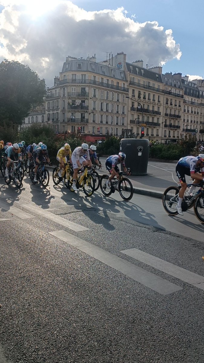 Rem94240's tweet photo. Du grand spectacle dans les rues pour cette dernière étape 100 % parisienne. @LeTour @Paris https://t.co/N3hBcGSdnF