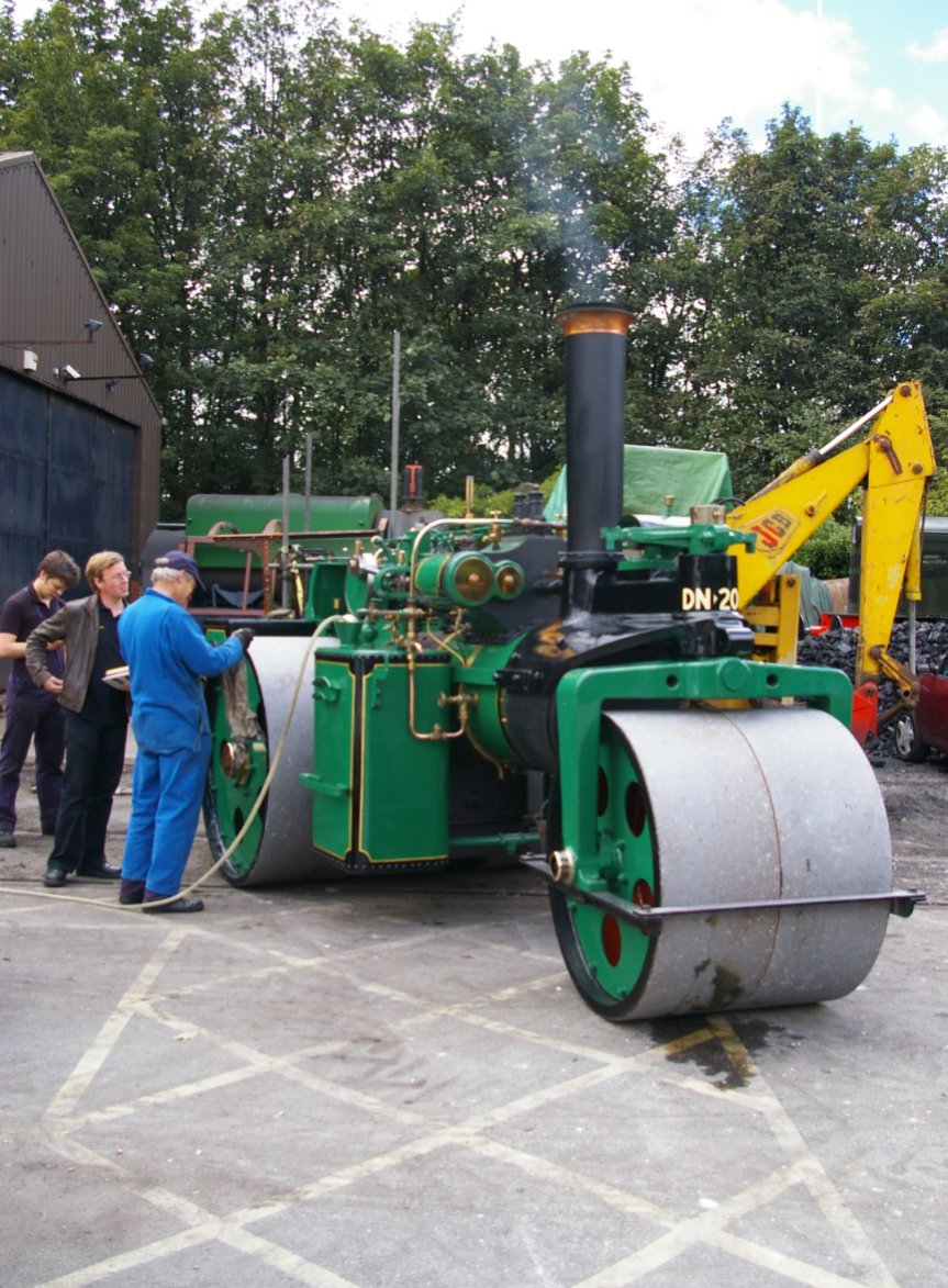 DavidJCoupland's tweet photo. @AntCoulls just looking through some old photos. Is this you with @rincew1nd's engine at Middleton in 2006? https://t.co/peMSClmxy8
