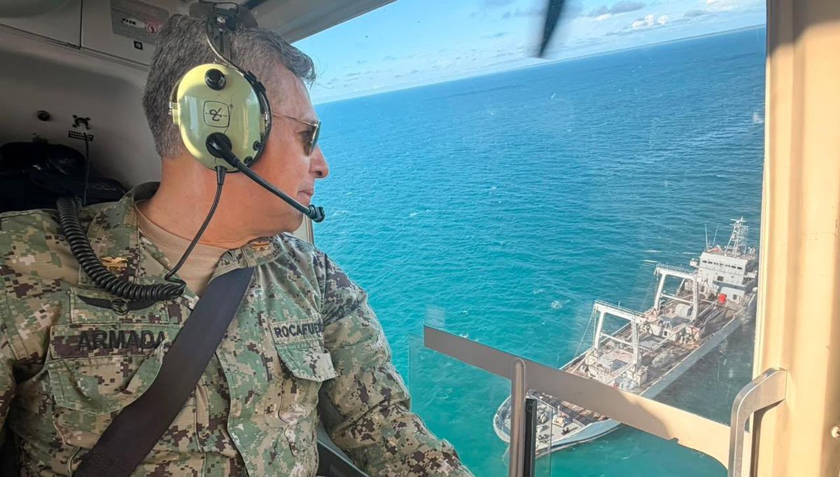 armada_ecuador's tweet photo. COMANDO DE OPERACIONES NORTE SUPERVISA EL DESPLIEGUE MILITAR Y FORTALECE LA SEGURIDAD EN ESMERALDAS

#Esmeraldas | Las Fuerzas Armadas, a través de la Armada del Ecuador, por medio del Comando de Operaciones Norte, realizaron una jornada de supervisión de las operaciones militares desplegadas en el sector norte de la provincia, con el propósito de fortalecer el empleo de las fuerzas asignadas y garantizar el cumplimiento de las disposiciones emitidas por el Alto Mando.

Durante la jornada se evaluaron los avances alcanzados en las acciones destinadas a combatir la minería ilegal, el narcotráfico y el tráfico ilícito de armas, municiones y explosivos, así como a afectar las capacidades operativas y logísticas de las estructuras delictivas.

Como parte de la visita, el Comandante de Operaciones Norte constató las operaciones navales que ejecuta el BAE “Hualcopo” en la bocana de Rioverde, orientadas al control de los espacios acuáticos, la prevención de actividades ilícitas y el fortalecimiento de la seguridad marítima en esta zona.

Asimismo, la autoridad naval inspeccionó el Subcomando de Guardacostas Norte, donde verificó la operatividad de las unidades, la disponibilidad de los medios y el nivel de alistamiento del personal, además de impartir directrices para fortalecer la capacidad de respuesta institucional.

Con estas acciones, las Fuerzas Armadas reafirman su compromiso de mantener una presencia operativa permanente en la frontera norte, combatir las actividades ilícitas y proteger la soberanía y la seguridad de los espacios acuáticos nacionales.

#YoSoyNaval
#SiempreARumbo
@FFAAECUADOR 
@DefensaEc
