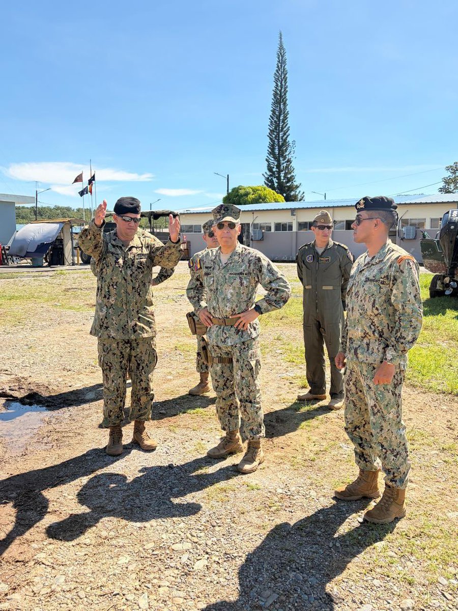 armada_ecuador's tweet photo. COMANDO DE OPERACIONES NORTE SUPERVISA EL DESPLIEGUE MILITAR Y FORTALECE LA SEGURIDAD EN ESMERALDAS

#Esmeraldas | Las Fuerzas Armadas, a través de la Armada del Ecuador, por medio del Comando de Operaciones Norte, realizaron una jornada de supervisión de las operaciones militares desplegadas en el sector norte de la provincia, con el propósito de fortalecer el empleo de las fuerzas asignadas y garantizar el cumplimiento de las disposiciones emitidas por el Alto Mando.

Durante la jornada se evaluaron los avances alcanzados en las acciones destinadas a combatir la minería ilegal, el narcotráfico y el tráfico ilícito de armas, municiones y explosivos, así como a afectar las capacidades operativas y logísticas de las estructuras delictivas.

Como parte de la visita, el Comandante de Operaciones Norte constató las operaciones navales que ejecuta el BAE “Hualcopo” en la bocana de Rioverde, orientadas al control de los espacios acuáticos, la prevención de actividades ilícitas y el fortalecimiento de la seguridad marítima en esta zona.

Asimismo, la autoridad naval inspeccionó el Subcomando de Guardacostas Norte, donde verificó la operatividad de las unidades, la disponibilidad de los medios y el nivel de alistamiento del personal, además de impartir directrices para fortalecer la capacidad de respuesta institucional.

Con estas acciones, las Fuerzas Armadas reafirman su compromiso de mantener una presencia operativa permanente en la frontera norte, combatir las actividades ilícitas y proteger la soberanía y la seguridad de los espacios acuáticos nacionales.

#YoSoyNaval
#SiempreARumbo
@FFAAECUADOR 
@DefensaEc
