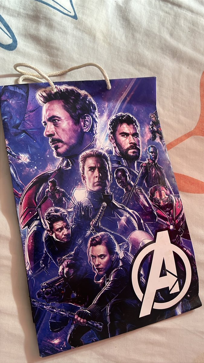 polipocketzz's tweet photo. llevo la gran parte de mi vida siendo fan de marvel que en uno de mis cumpleaños me dieron un regalo en esta bolsita😿❤️‍🩹 (lleva años y aún la conservo) https://t.co/UmFj8tb5kM