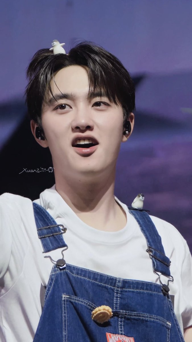 feelsowhale's tweet photo. kyungsoo is just a little ball of cuteness i adore him so much :( https://t.co/NSUPUlRAHV