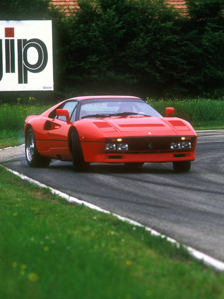 Rinoire's tweet photo. #SuperCarSunday
#Ferrari 288 GTO https://t.co/Y8Aay0leaY