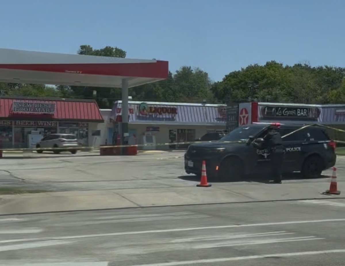 DFWscanner's tweet photo. Shooting (Fort Worth) Fort Worth PD is investigating a shooting in the 3500 block of W. Seminary Drive near Granbury Road. Units were dispatched to the scene around 10:20am this morning. More details to follow. https://t.co/AMPF6tClDk