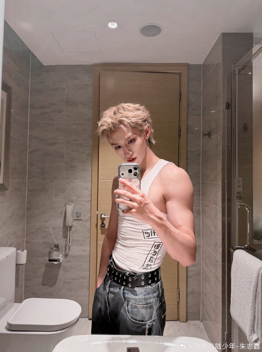 oootnotof3's tweet photo. 苏新皓乳晕还挺大？朱志鑫是真爽，天天想撩开衣服吃也好舔也好摸也好。铲子会说不吗，不会，他只会嗯嗯嗯的叫。另外这么大的肌肉，拧奶子的力道一定也不小吧。铲子虽然哼哼唧唧的喊痛，但是其实底下的布料早就兜不住啦。 https://t.co/LyybhKgJPX