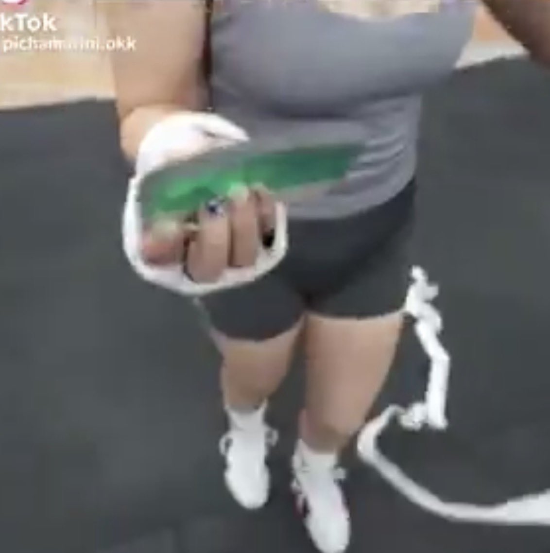 lagar_pau's tweet photo. @cotorrxs Ammm como les explico que no está permitido usar estos geles en peleas ni ningún tipo de amortiguador… solo en entrenamientos porque obvio ten pegas diario en los nudillos. Captura de video de Roro explicando sus vendajes por cierto….. https://t.co/C6UdFE28sn