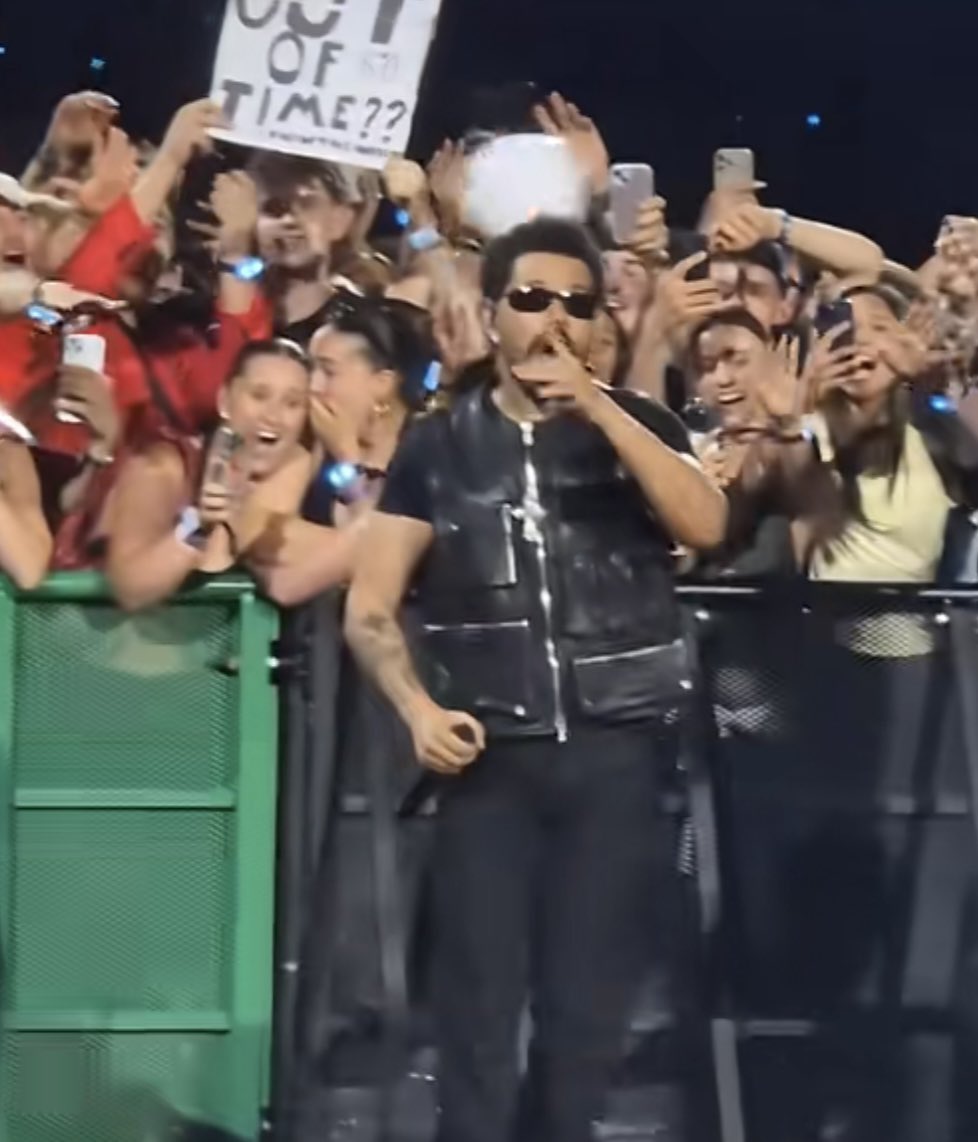 quin__txo's tweet photo. pov you just got to sing with your favorite artist of all time and you tried to keep your cool while it all happened but the second he turns around you can drop the act and you have an immediate crash out

i am laughing so hard at my face i love unlocking new angles 😆😆 https://t.co/wKhgrfqfbW