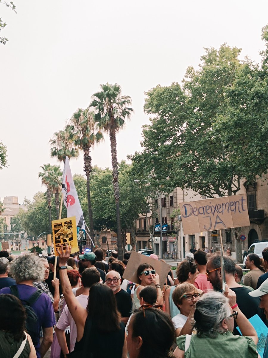 old_eyre's tweet photo. Hoy #26J volvemos a la calle en Mallorca para protestar contra esta turistificación que arrasa todo lo que toca. Contra una isla convertida en parque temático. Contra un presunto paraíso carísimo e invivible. Contra unas instituciones y unos partidos perdidos en el ombliguismo. https://t.co/hQCzkYYWTw