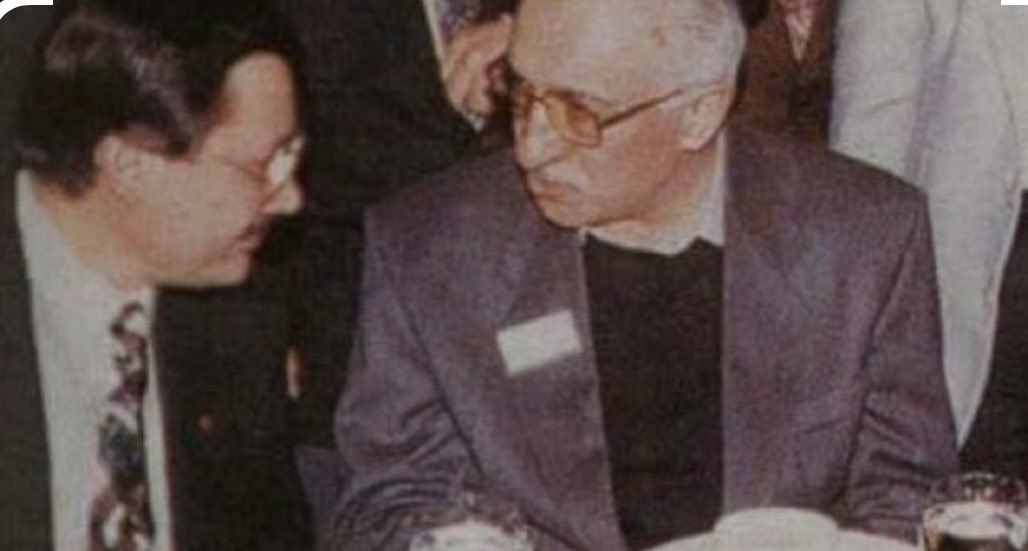 Atszz25's tweet photo. @06melihgokcek Sen bunu görünce aklına ne geliyor. Muhterem hoca efendinle ne kadar samimisin jeliboncu. https://t.co/zOGj6qRM8h