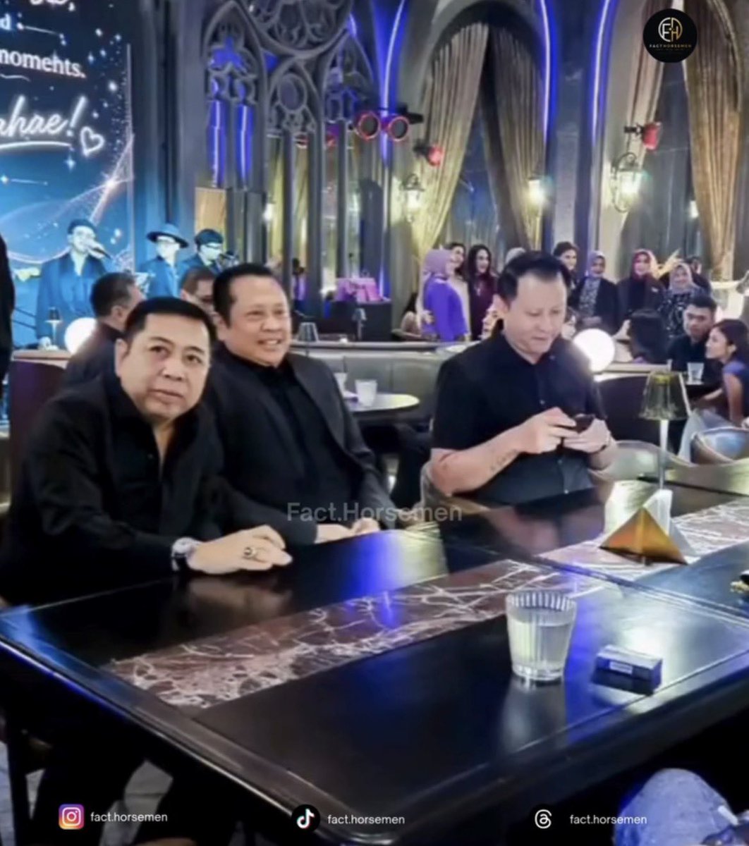 bgkiting's tweet photo. Masih ingat Setya Novanto?

Kasus e-KTP yang merugikan negara sekitar Rp2,3 triliun. Ia divonis karena terbukti terlibat dalam korupsi proyek tersebut, sempat dihukum 15 tahun penjara, lalu dipangkas menjadi 12 tahun 6 bulan lewat PK, dan kini telah bebas bersyarat.

Makanya banyak yang terus dorong RUU Perampasan Aset. Biar hasil korupsi nggak cuma dihukum orangnya. Karena mau gimanapun kasus korupsi seharusnya nggak boleh tetap bikin untung.