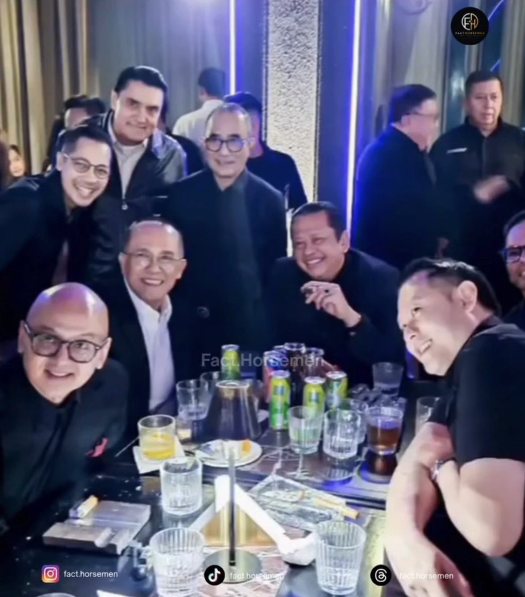 bgkiting's tweet photo. Masih ingat Setya Novanto?

Kasus e-KTP yang merugikan negara sekitar Rp2,3 triliun. Ia divonis karena terbukti terlibat dalam korupsi proyek tersebut, sempat dihukum 15 tahun penjara, lalu dipangkas menjadi 12 tahun 6 bulan lewat PK, dan kini telah bebas bersyarat.

Makanya banyak yang terus dorong RUU Perampasan Aset. Biar hasil korupsi nggak cuma dihukum orangnya. Karena mau gimanapun kasus korupsi seharusnya nggak boleh tetap bikin untung.