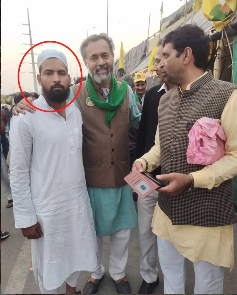 Sudhir_mish's tweet photo. जुनैद भाई...मसीहा, फरिश्ते, अल्ला के बन्दे-

सब कुछ ठीक है लेकिन?

जुनैद भाई जन्तर मन्तर पर 10 हजार लोगों को खाना खिला रहे थे... यही नहीं फास्ट फूड जो खाओ सब हाजिर-

उन्होंने खुद बताया कि ग़ाज़ियाबाद में रहते हैं दिल्ली के साहादरा में 500, 600 रूपये कमाकर परिवार चलाते हैं...

इसी छोटी सी दुकान से वह कैसे लाखों रुपये खर्च कर रहे हैं.... 

अब ग़ाज़ियाबाद पुलिस ने जुनैद भाई से हिसाब मांगा है, कि आपने जंतर-मंतर पर कितने लोगों को खाना खिलाया, कितने पैसे लगे, और वो पैसे आए कहाँ से आए बस अपने जुनैद भाई को वो हिसाब देना है..

पुलिस जुनैद भाई को तलाश रही है, जुनैद भाई भागे भागे क्यों घूम रहे हैं?

बस हिसाब मात्र तो माँगा है, कौन संस्थान से पैसा आया, कौन फाउंडेशन है, अरे सरकार को ऐसे लोगों की जरूरत है...