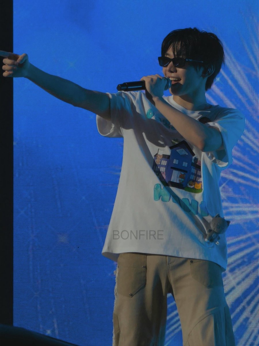 bonfire_spark's tweet photo. He really enjoyed those shades 😎

Park Han
#AHOF #아홉
#THE_FIRST_SPARK_IN_MANILA https://t.co/dTE0UtWjpV