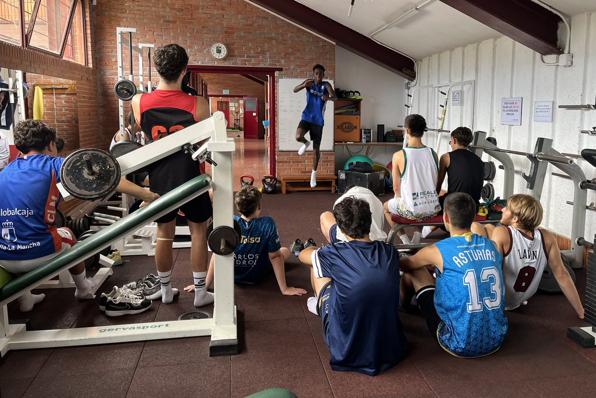 oviedocb's tweet photo. 🌞🏀 𝑿𝑿𝑰 𝑪𝒂𝒎𝒑𝒖𝒔 𝒅𝒆 𝑽𝒆𝒓𝒂𝒏𝒐 𝑶𝑪𝑩

🙌 Primer día completo de la última semana del campus. ¡Bien jugado, chic@s! 🏀

#alimerkaocb
#yosoyocb
#almaocb🏀💙 https://t.co/7qyF8Q8IzT