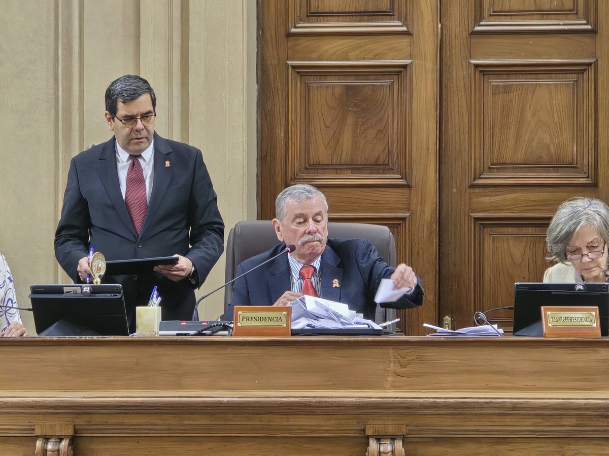 congresoperu's tweet photo. Se desarrolla el conteo de votos para la elección de la Mesa Directiva del Periodo Anual de Sesiones 2026-2027.

​Cabe mencionar que se proclamará ganadora a la lista que haya logrado obtener un número de votos superior a la mitad más uno de los senadores concurrentes.

 De lo contrario, se procederá a una segunda votación.