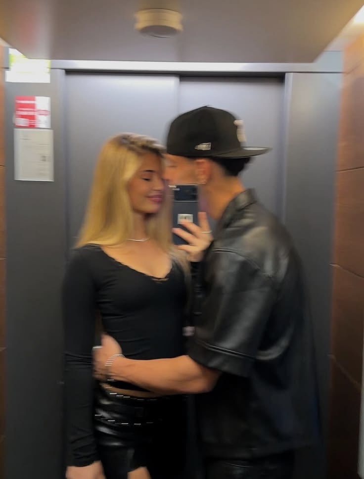 rr_montoyaa's tweet photo. Parabéns para a mulher que mudou a minha vida com o jeitinho mais lindo que existe. Espero estar ao teu lado em todos os aniversários que ainda virão. Te amo infinitamente. Feliz vida! 🤍🎂” https://t.co/LcsFPuUSKy