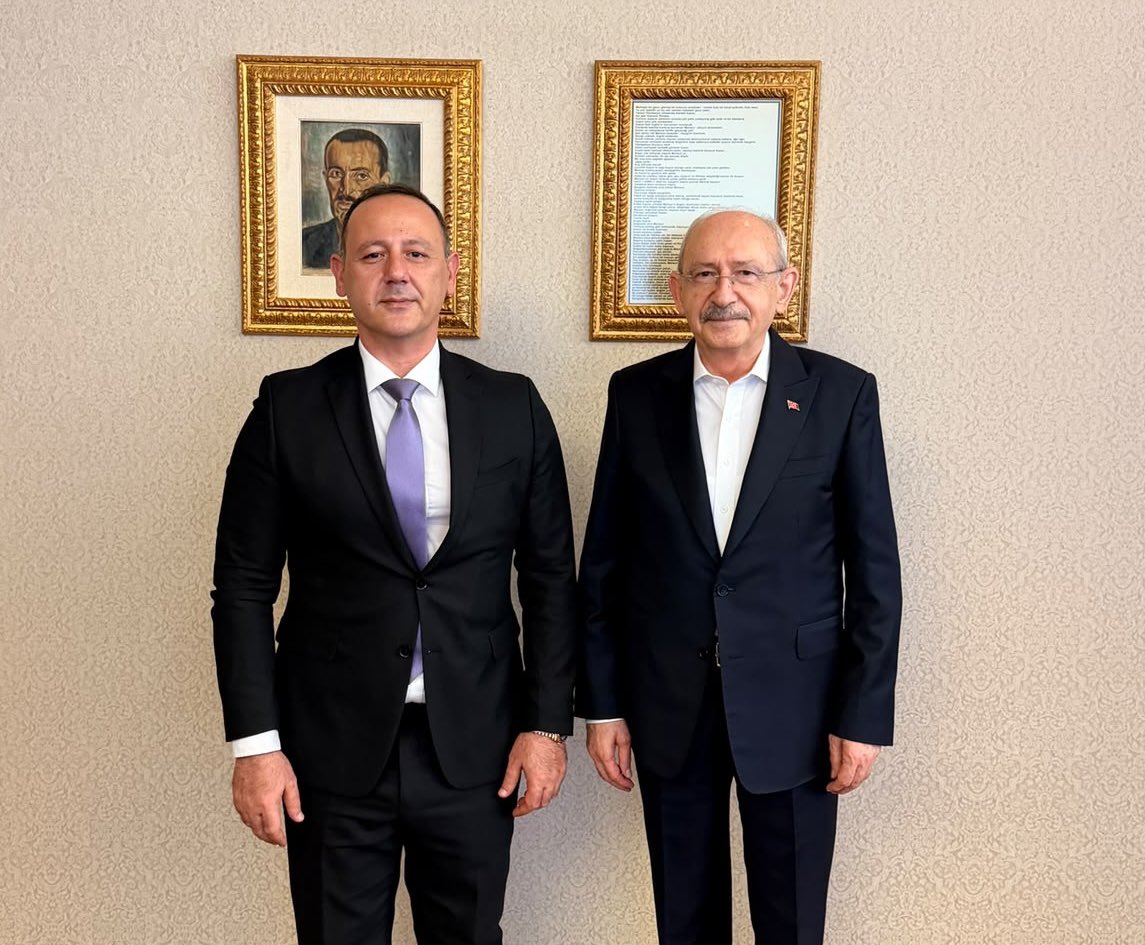 HalilAsCHP's tweet photo. Gazi Mustafa Kemal Atatürk’ün emanet ettiği Cumhuriyet’i ve Cumhuriyet Halk Partisi’ni sonuna kadar savunacağız.

Bu dava; makamların değil, ilkelerin davasıdır.

Sayın Genel Başkanım Kemal Kılıçdaroğlu,

Dürüstlüğünüzle, adalet mücadelenizle ve kararlı duruşunuzla yalnız değilsiniz.

Biz buradayız. Biz seninleyiz.

Ne baskılar, ne kumpaslar, ne de algı operasyonları bu yürüyüşü durdurabilir.

Asla yalnız yürümeyeceksiniz.

🇹🇷 Hak, Hukuk, Adalet!

#CHP #KemalKılıçdaroğlu