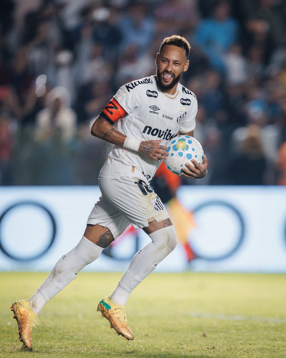 venecasagrande's tweet photo. Pergunta sincera, honesta e sem ironia aos torcedores do Santos: vocês realmente acham que o "pacote Neymar" vale a pena?

Acham normal Neymar participar de campeonato de poker na hora que o time dele, o Santos, estava em campo?

Muitos vão argumentar: "Mas ele estava de férias/folga... faz o que quiser."

Tudo bem, mas e o respeito e a preocupação com a imagem pessoal e do clube?

E tem outro detalhe: no lugar dele muitos abririam mão das férias/folga para ajudar o time. Até porque, na Copa do Mundo, ele passou mais tempo se recuperando de lesão do que propriamente treinando.

No jogo de ontem, contra a Chapecoense, ele até
jogou bem e fez dois gols, mas e o cartão amarelo "juvenil"? Agora desfalca a equipe diante de um jogo muito difícil, contra o Athletico.

De verdade, eu não creio que esse "pacote" todo esteja valendo a pena para o Peixe.

Foto: Flickr Santos
